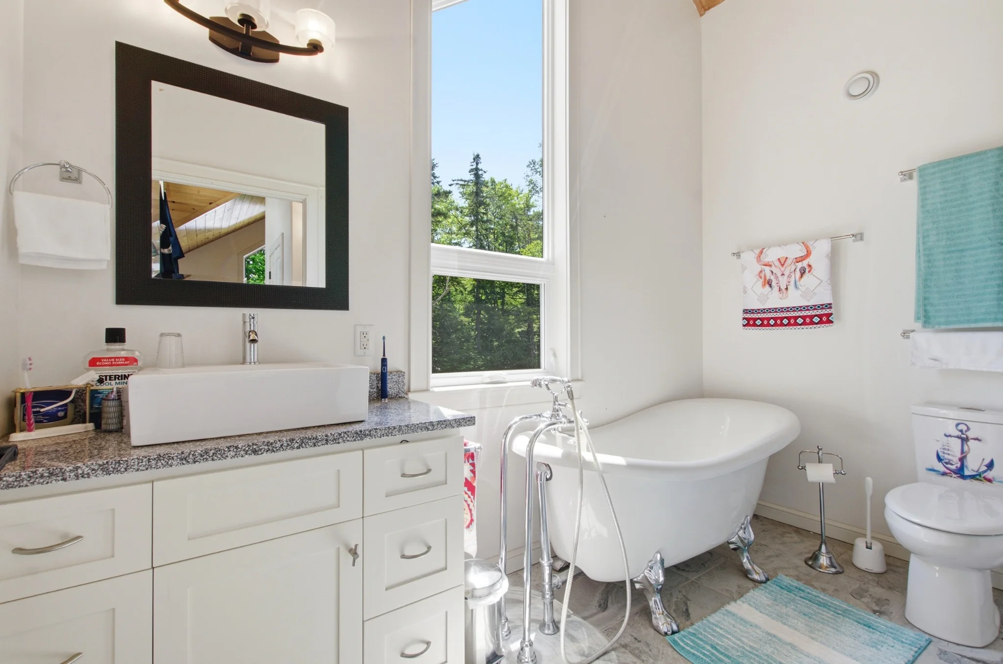 Ensuite with clawfoot tub